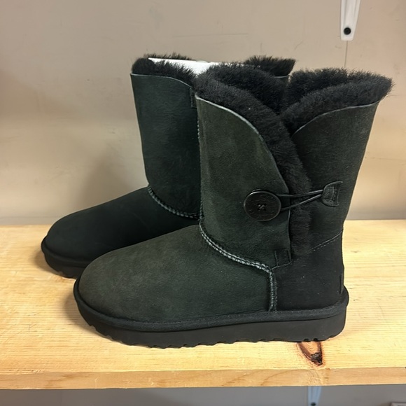 UGG Black Bailey Button Shearling Boots - Picture 6 of 9